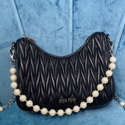 미우미우 숄더백  5BH211